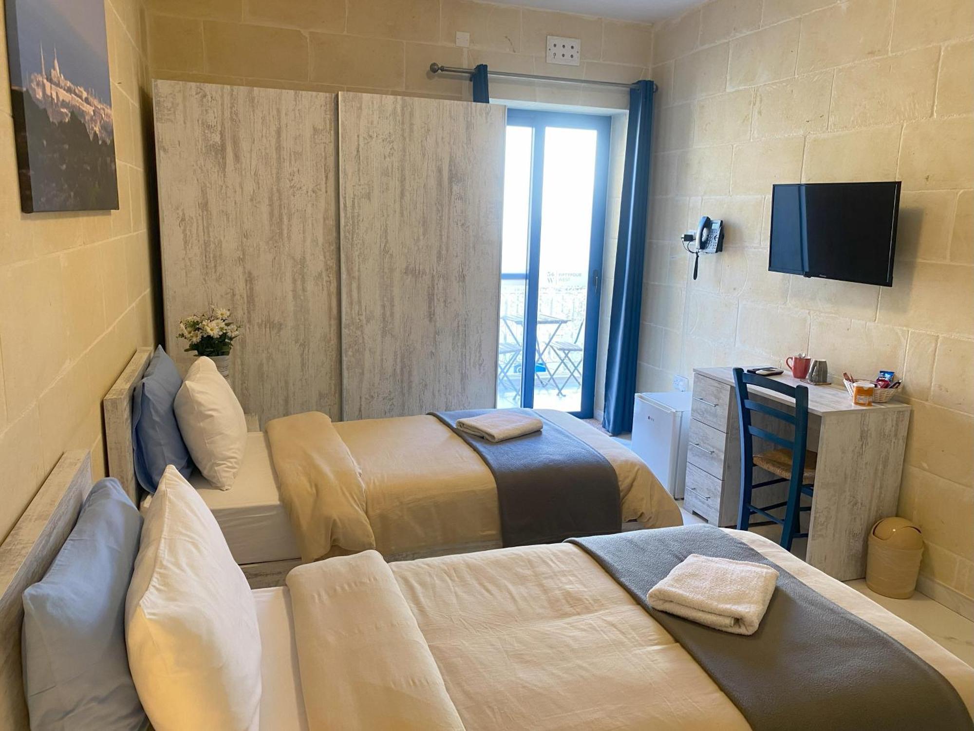 Fiftyfour West Boutique Living Acomodação com café da manhã Għarb Exterior foto