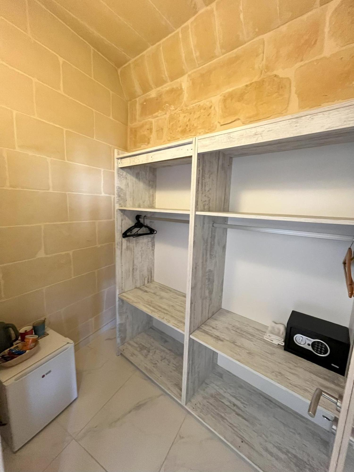 Fiftyfour West Boutique Living Acomodação com café da manhã Għarb Exterior foto