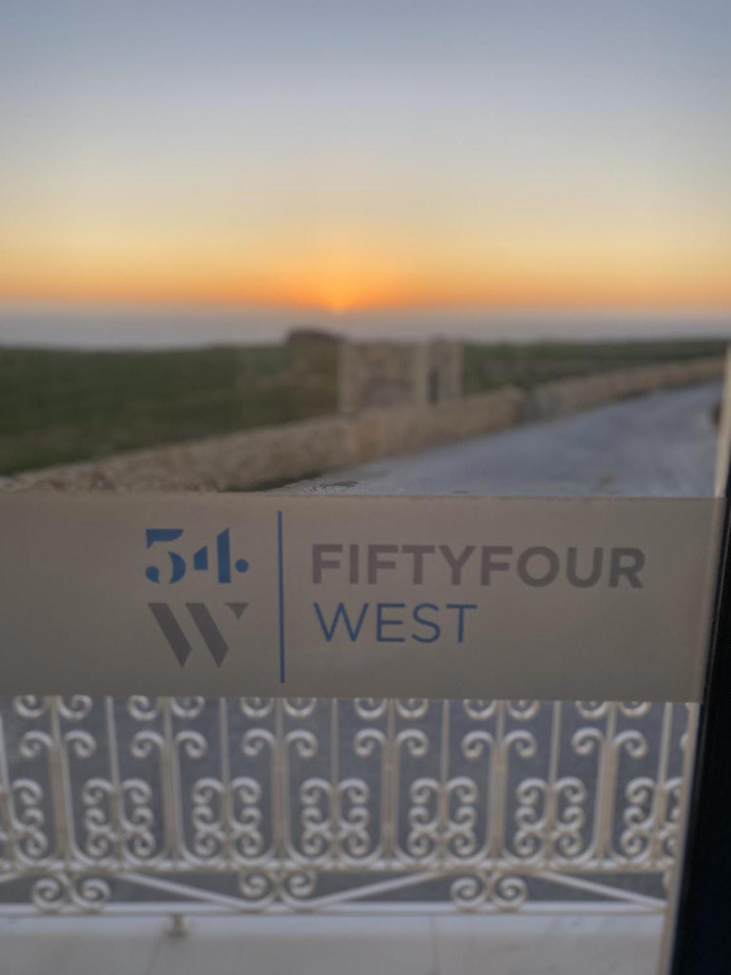 Fiftyfour West Boutique Living Acomodação com café da manhã Għarb Exterior foto