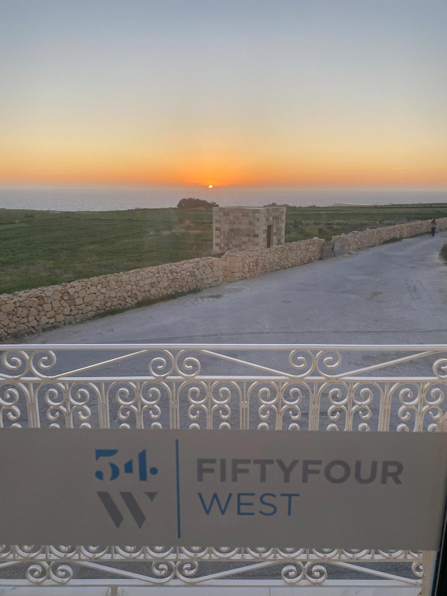 Fiftyfour West Boutique Living Acomodação com café da manhã Għarb Exterior foto