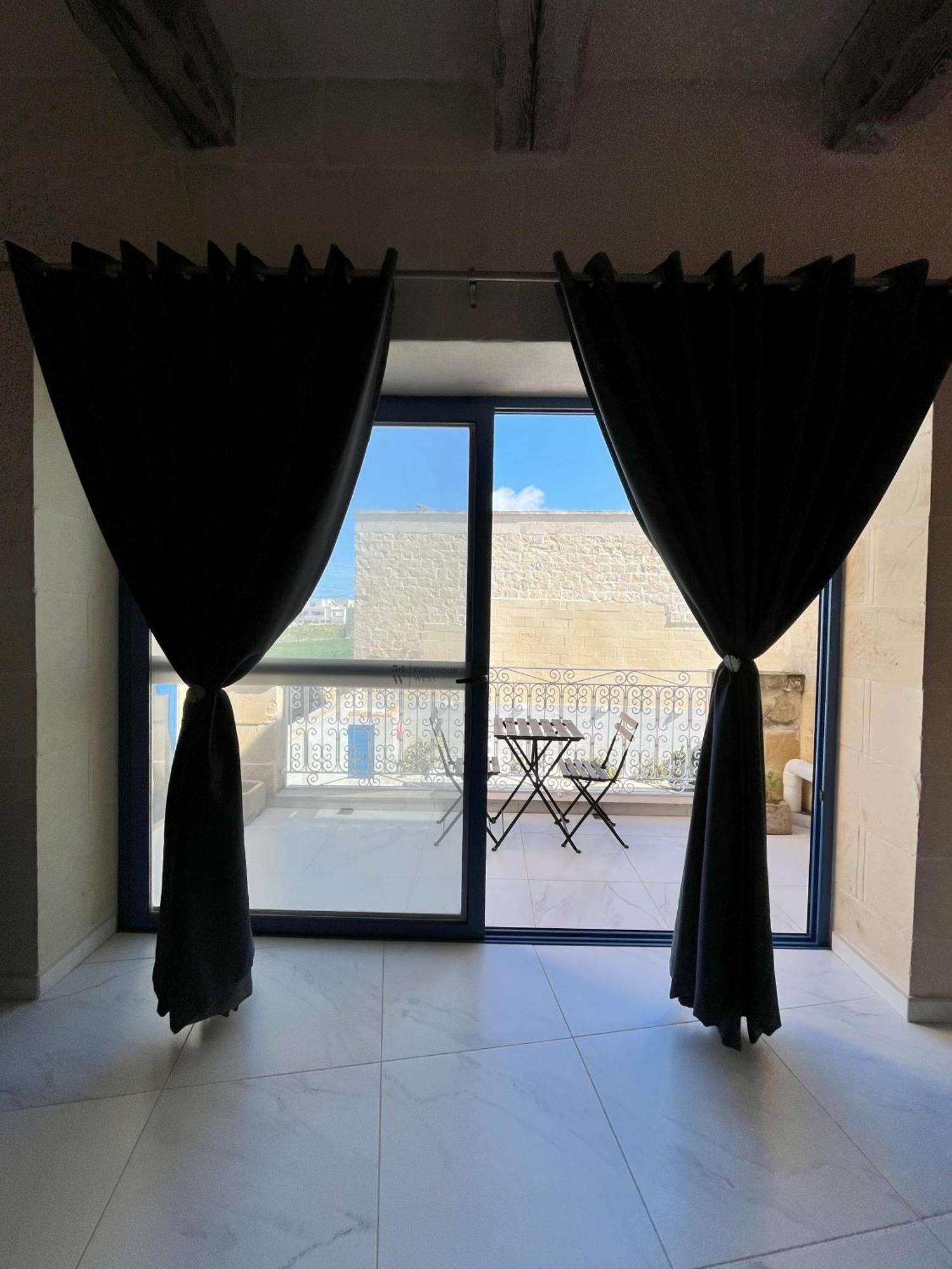 Fiftyfour West Boutique Living Acomodação com café da manhã Għarb Exterior foto