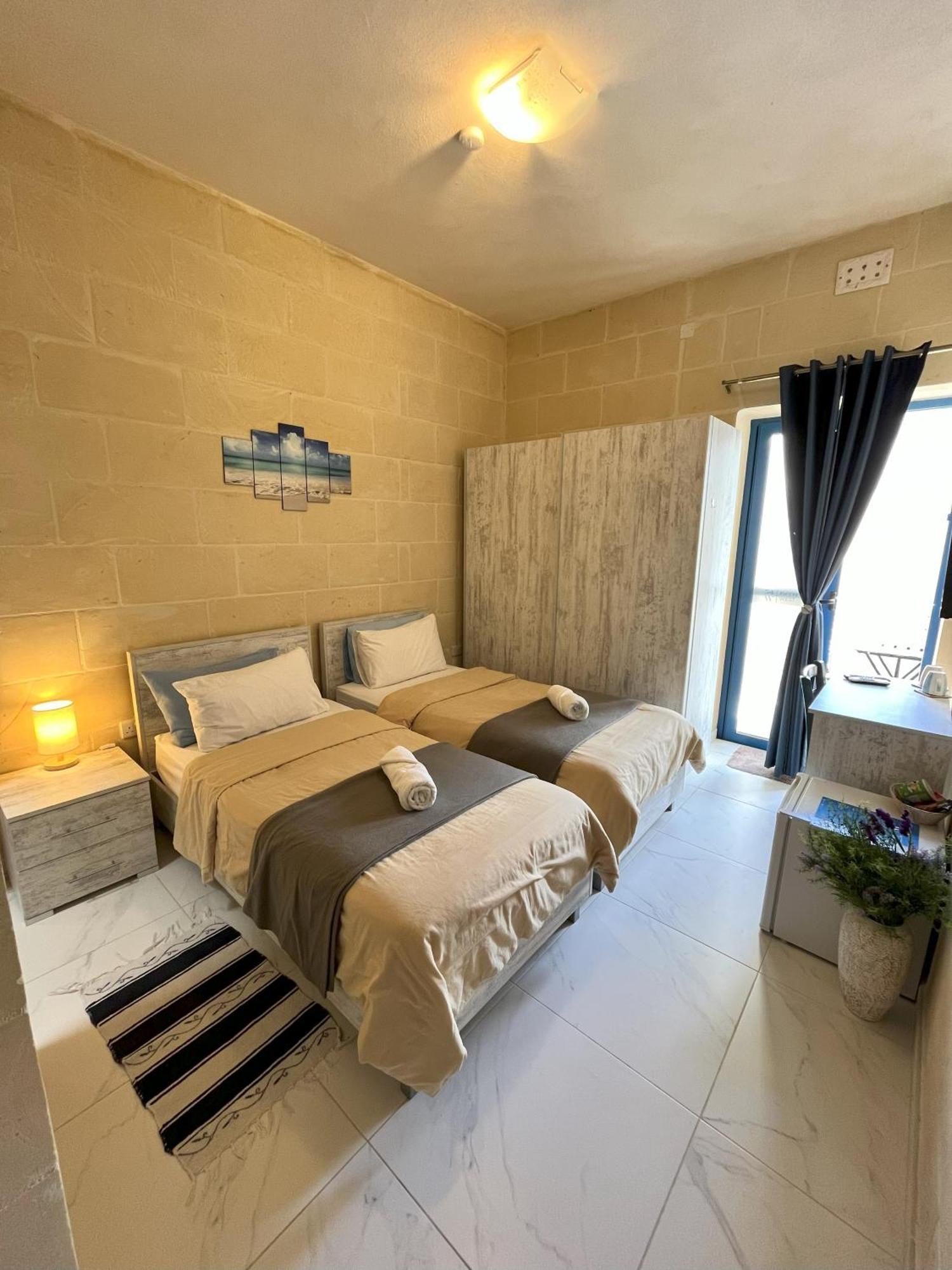 Fiftyfour West Boutique Living Acomodação com café da manhã Għarb Exterior foto
