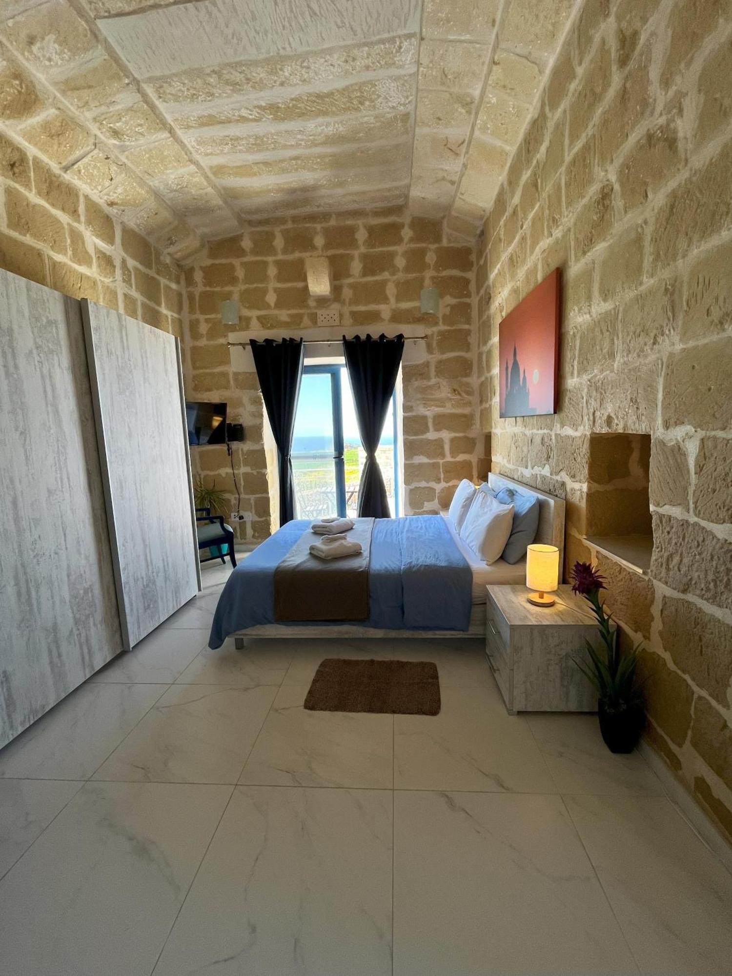 Fiftyfour West Boutique Living Acomodação com café da manhã Għarb Exterior foto