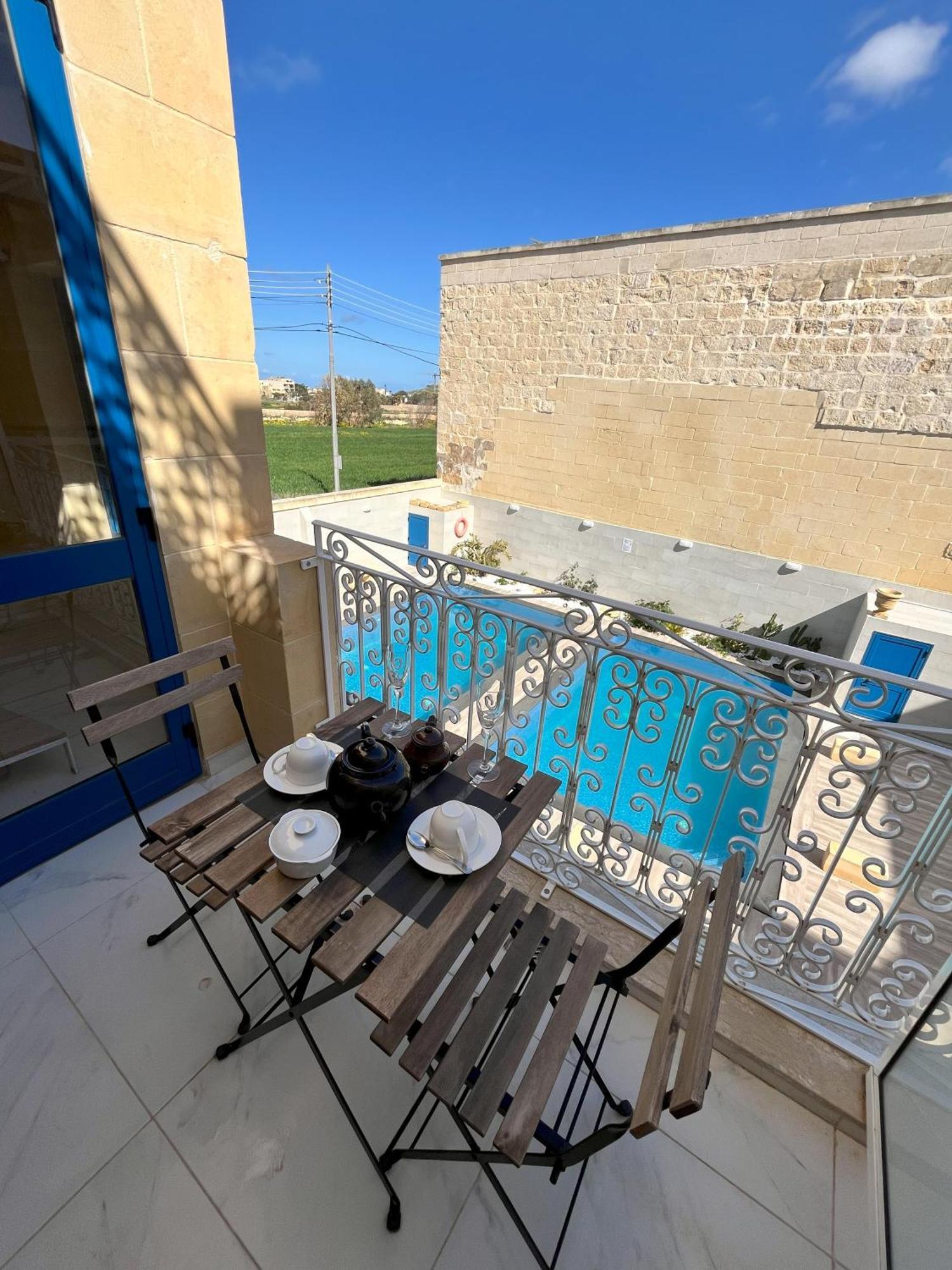 Fiftyfour West Boutique Living Acomodação com café da manhã Għarb Exterior foto