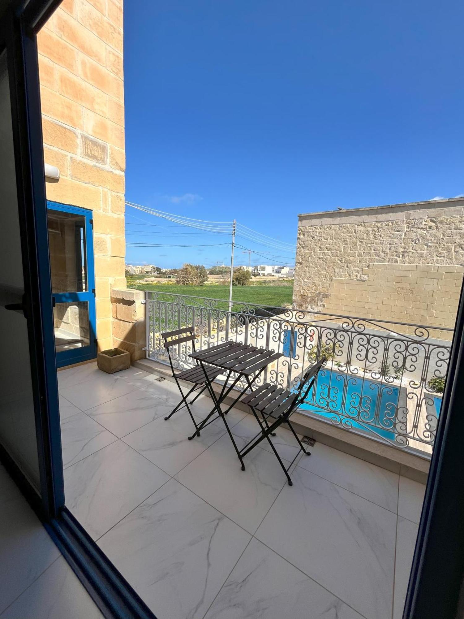 Fiftyfour West Boutique Living Acomodação com café da manhã Għarb Exterior foto